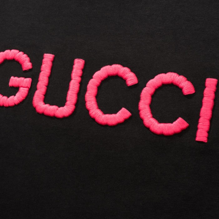 大人気 グッチ スーパーコピー GUCCI24春先の新作Tシャツピンクのアルファベット刺繍ロゴ柄半袖Ｔシャツ