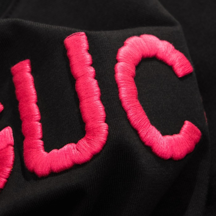 大人気 グッチ スーパーコピー GUCCI24春先の新作Tシャツピンクのアルファベット刺繍ロゴ柄半袖Ｔシャツ