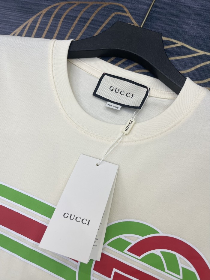 日本未入荷 グッチ 偽物通販 2024春夏新作ストライププリントロゴラウンドネック半袖Tシャツ2色