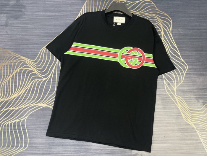 日本未入荷 グッチ 偽物通販 2024春夏新作ストライププリントロゴラウンドネック半袖Tシャツ2色