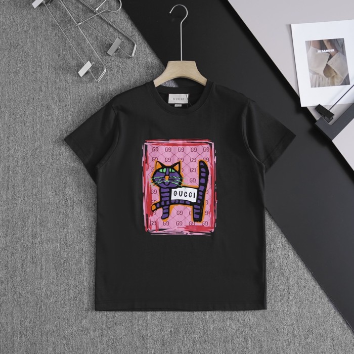 入手困難 グッチ コピー 2024春夏新作グッチネコプリントラウンドネック半袖Tシャツ2色