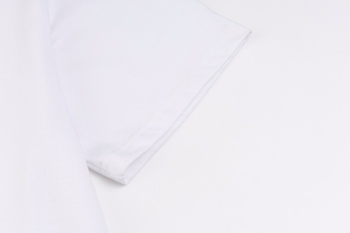 累積売上総額第１位！ロエベ 偽物通販 の新シリーズ天使の目のプリントTシャツ