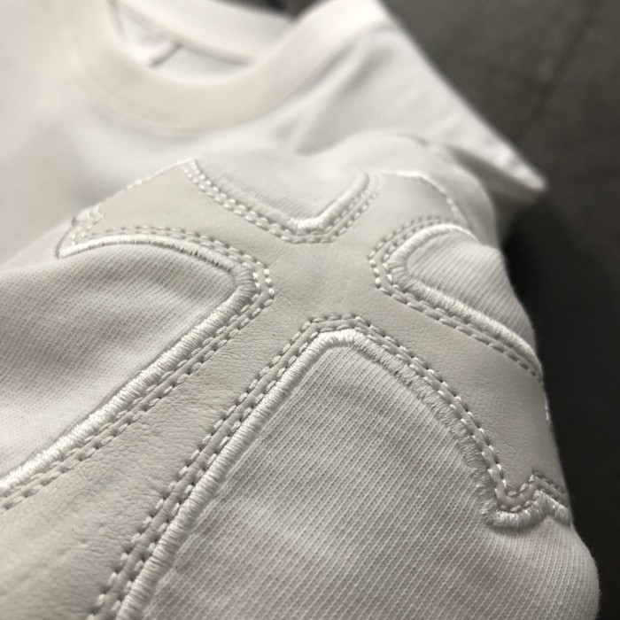 【話題商品！】クロムハーツ n級品 2024新作レザークロスステッチ半袖Tシャツ