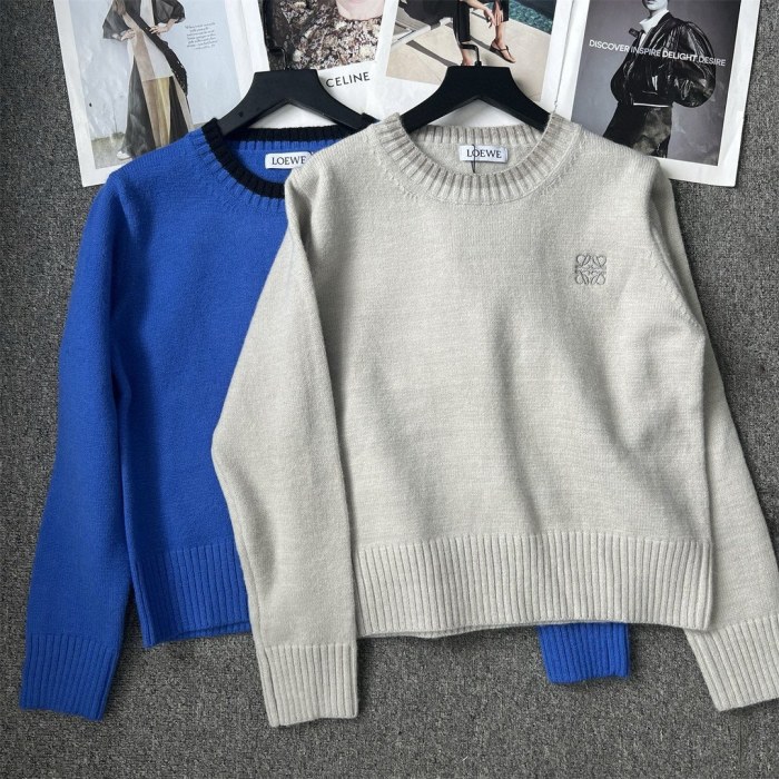 新作 ロエベ n級品 Loewe胸もと定番ロゴ刺繍襟口綴りカラーデザイン丸首長袖プルオーバーニットセーター2色