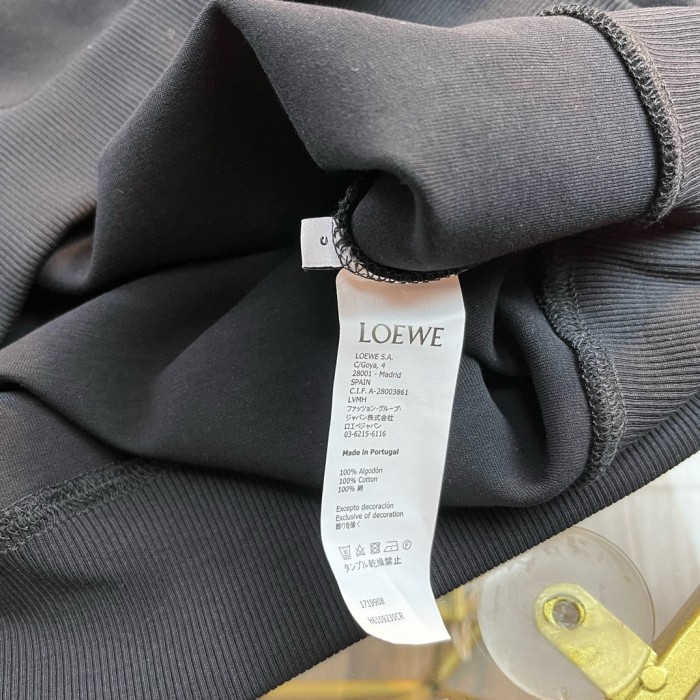【話題商品！】ロエベ スーパーコピー 24SS ​新型ハウルの動く城連名の皮のポケット刺繍ロゴ炎の丸首衛衣