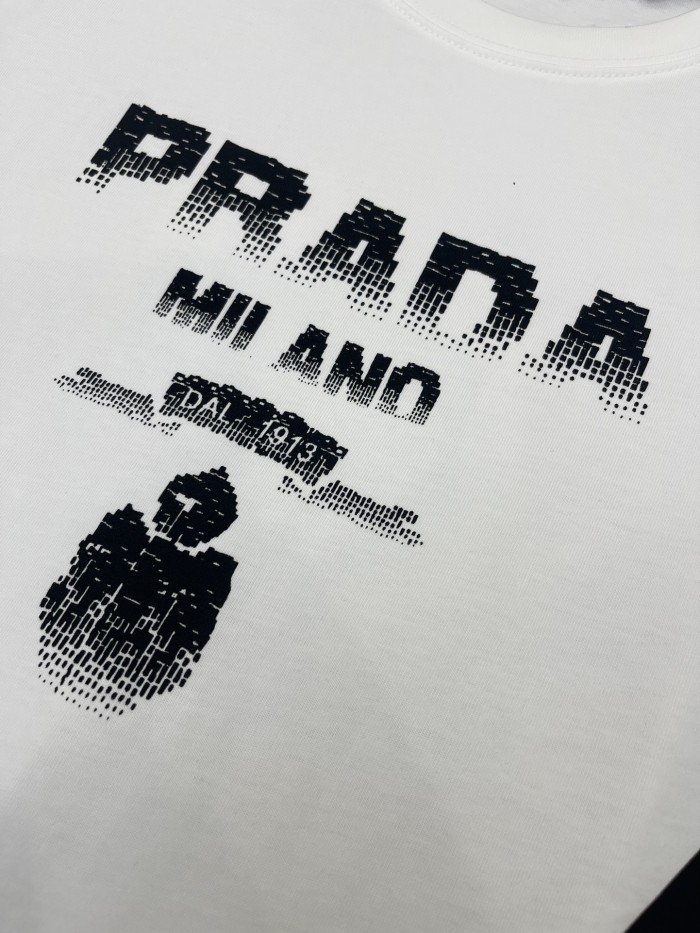 入手困難 プラダ コピーおすすめ 2024春夏新作プリントロゴラウンドネック半袖Tシャツ2色