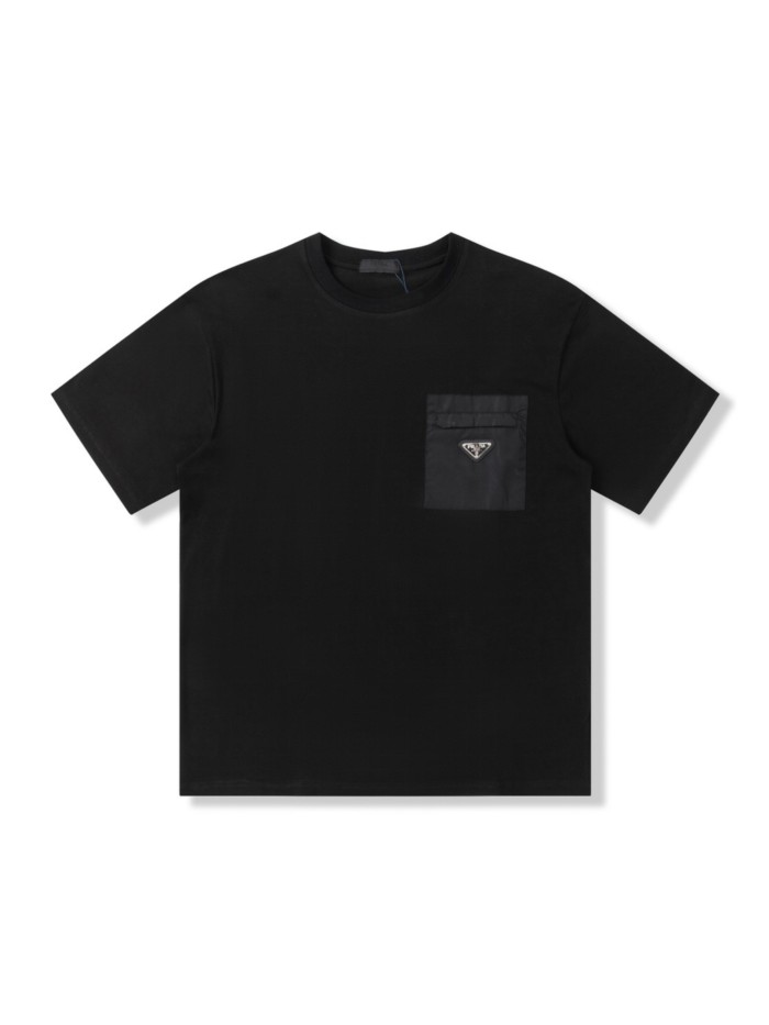 累積売上総額第１位！プラダ コピーおすすめ 24 ss春夏銘板ポケット半袖Tシャツ
