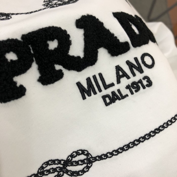 【限定】プラダ コピー 2024春夏新作立体タオル刺繍ロゴラウンドネックTシャツ