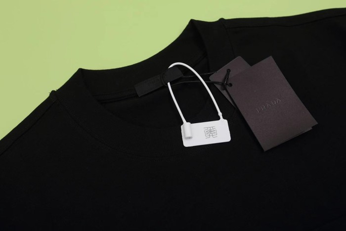 超話題! プラダ n級品 24 ss春夏ポケットトライアスロン半袖Tシャツ