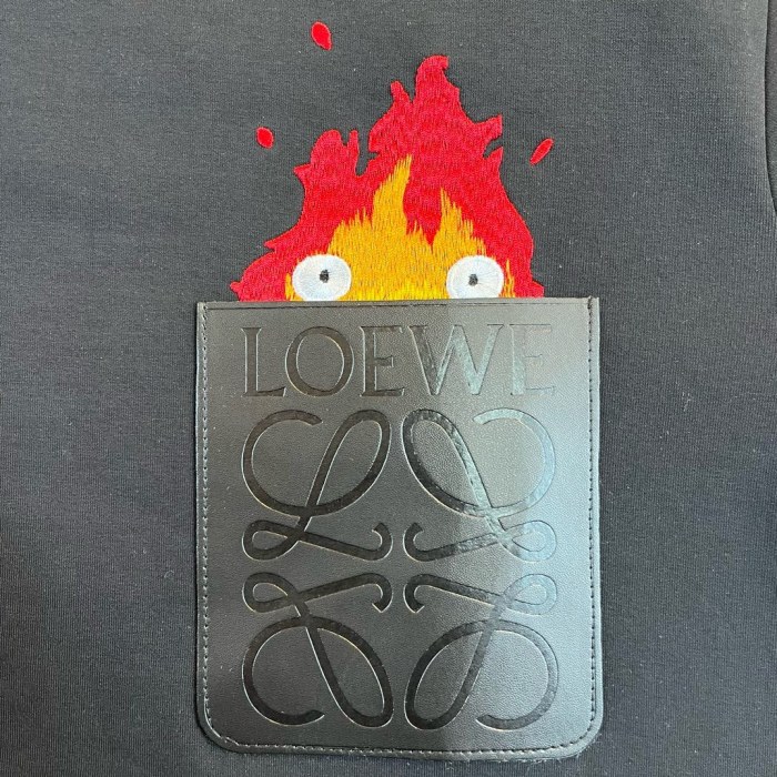 【話題商品！】ロエベ スーパーコピー 24SS ​新型ハウルの動く城連名の皮のポケット刺繍ロゴ炎の丸首衛衣