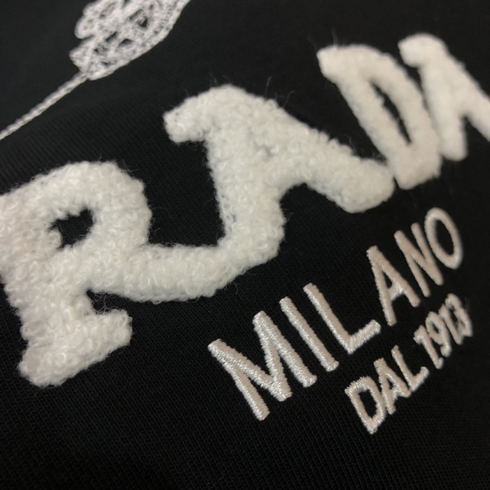 日本未入荷 プラダ スーパーコピー 2024春夏新作立体タオル刺繍ロゴラウンドネックTシャツ