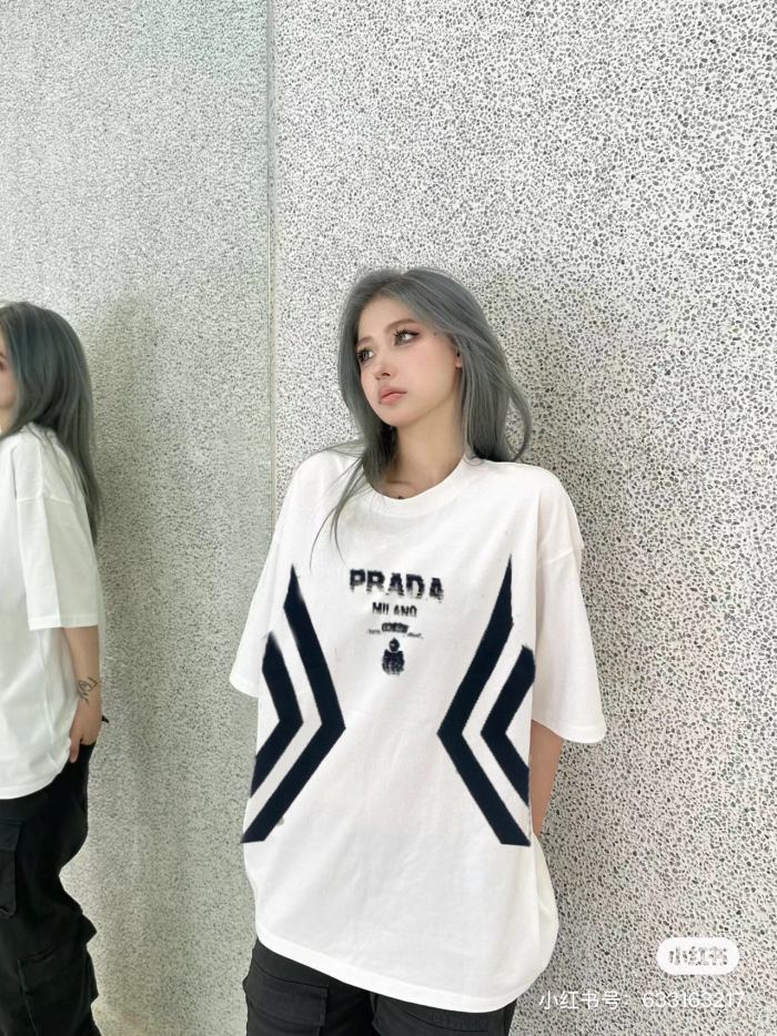 入手困難 プラダ コピーおすすめ 2024春夏新作プリントロゴラウンドネック半袖Tシャツ2色