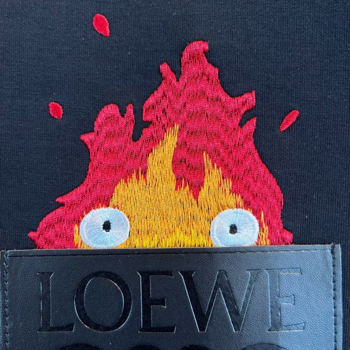 【話題商品！】ロエベ スーパーコピー 24SS ​新型ハウルの動く城連名の皮のポケット刺繍ロゴ炎の丸首衛衣