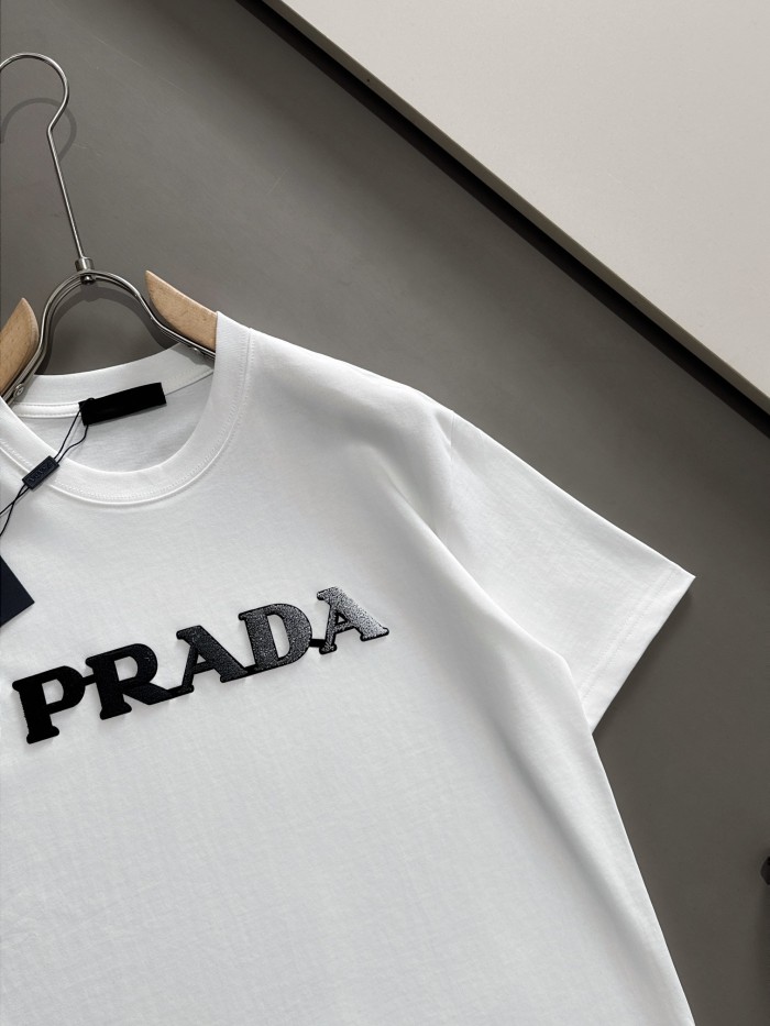 超奇跡の入荷☆ プラダ 激安偽物 2024三色グラデーション歯ブラシ刺繍トレンドセイコー半袖