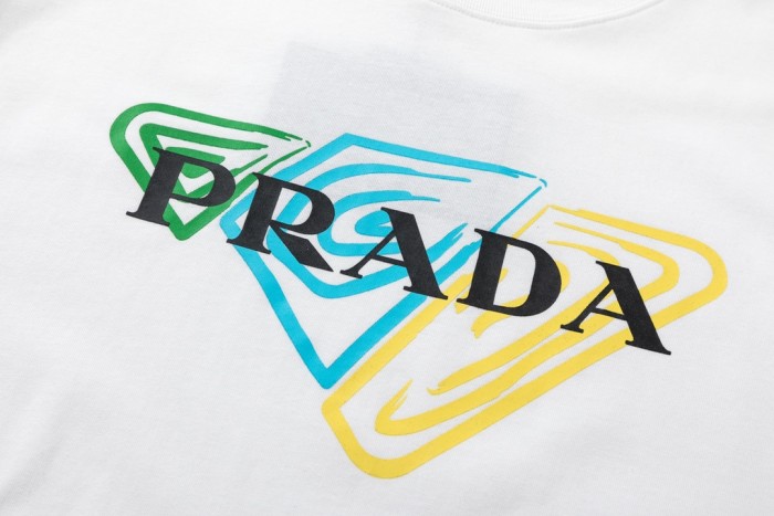 使い勝手良し プラダ コピーおすすめ 24 ss新作ネックプリントイニシャルロゴ半袖Tシャツ