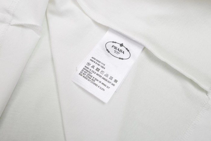 入手困難 プラダ スーパーコピー 24 ss春夏ポケットトライアスロン半袖Tシャツ