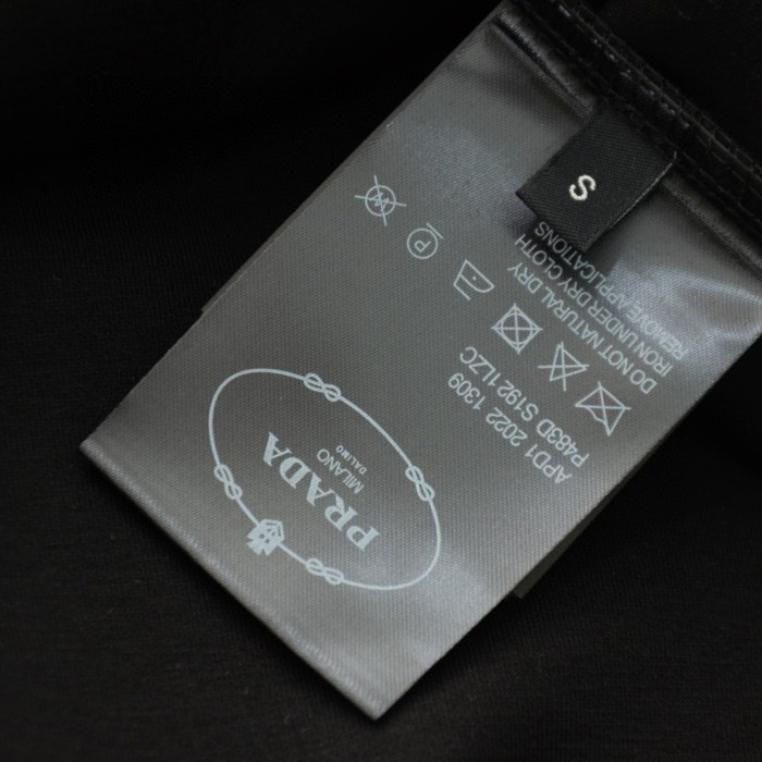 累積売上総額第１位！プラダ n級品 の新作重工業胸元ナイロン大ポケットハーフジッパーカジュアル連帽パーカー