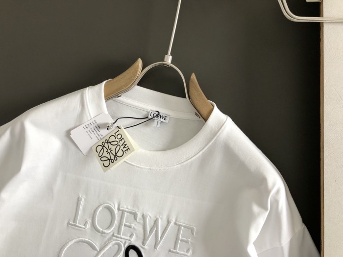 【話題商品！】ロエベ n級品 定番胸元のパステルカラー柄丸首半袖Tシャツ半袖