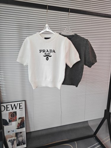稀少 プラダ n級品 24春先新ラウンドネックアルファベット刺繍Tシャツ2色