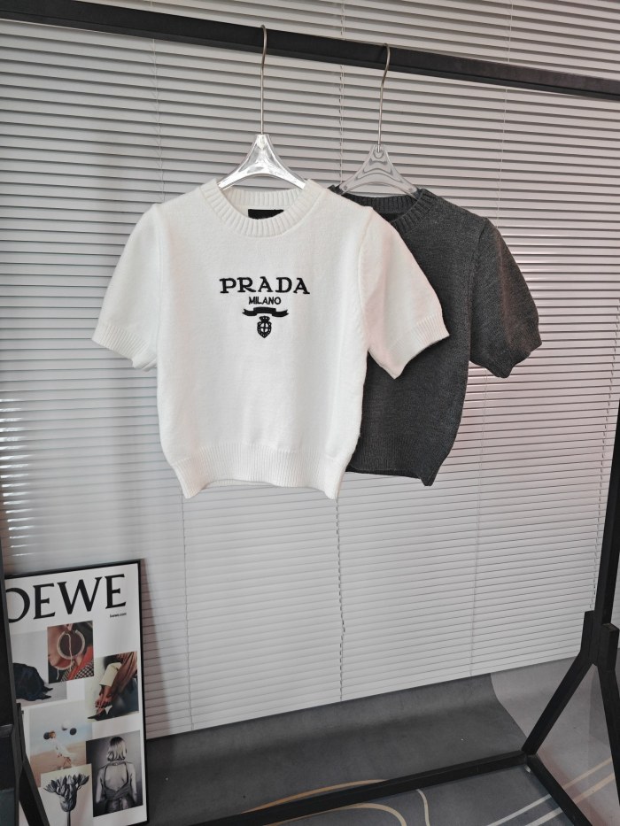 稀少 プラダ n級品 24春先新ラウンドネックアルファベット刺繍Tシャツ2色