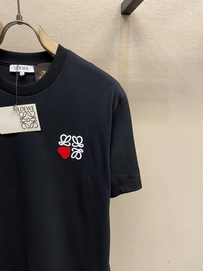 稀少 ロエベ コピー 定番胸元赤いハート柄ラウンドネック半袖Tシャツ半袖