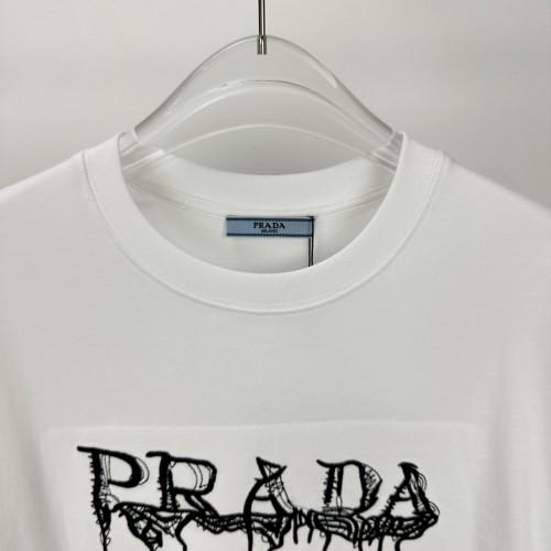高品質 プラダ スーパーコピー 2024新作アルファベットロゴ刺繍カップル用半袖Tシャツ