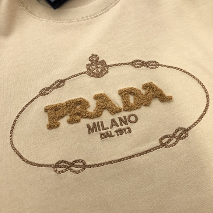 稀少 プラダ 激安通販 2024春夏新作立体タオル刺繍ロゴラウンドネックTシャツ