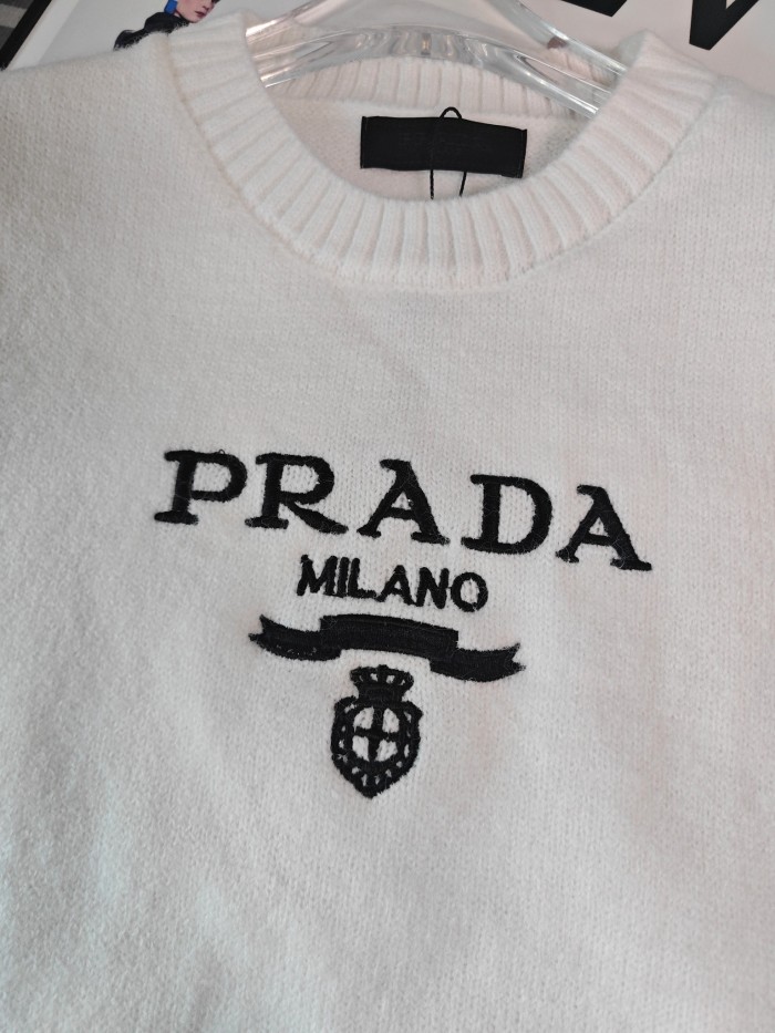 稀少 プラダ n級品 24春先新ラウンドネックアルファベット刺繍Tシャツ2色