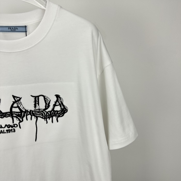 高品質 プラダ スーパーコピー 2024新作アルファベットロゴ刺繍カップル用半袖Tシャツ