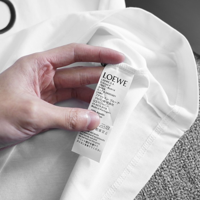 超話題! ロエベ n級品 2024新作ロエベLOEWE立体刺繍クラシックロゴメンズ丸首半袖Tシャツ2色
