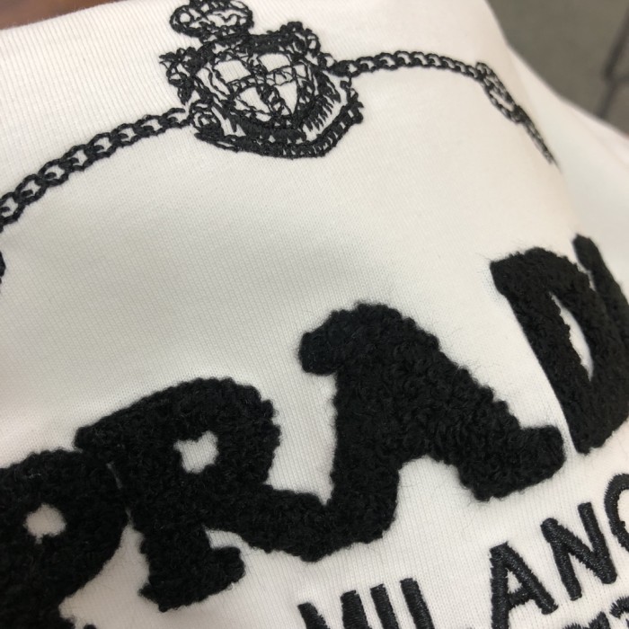【限定】プラダ コピー 2024春夏新作立体タオル刺繍ロゴラウンドネックTシャツ
