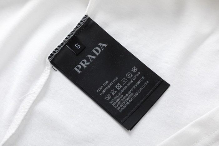 使い勝手良し プラダ コピーおすすめ 24 ss新作ネックプリントイニシャルロゴ半袖Tシャツ