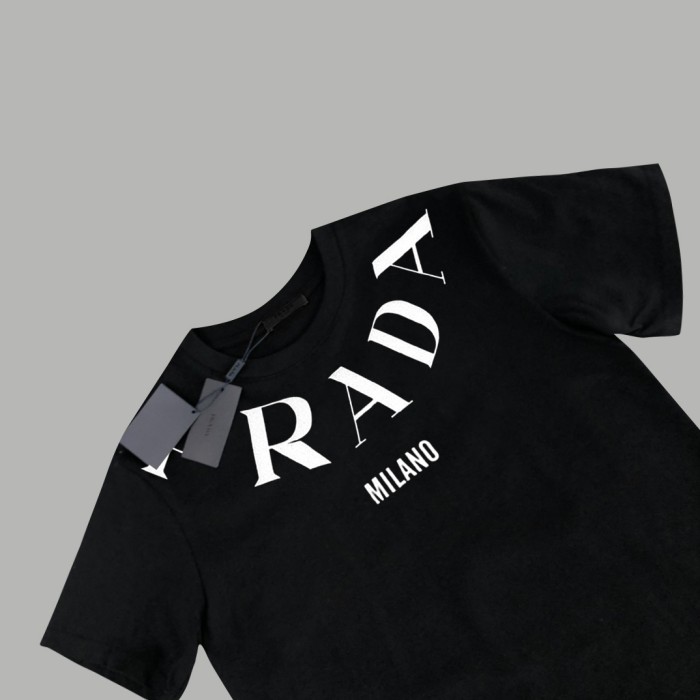 高品質 プラダ 激安偽物 2024 ssクラシックサラウンド大文字プリント半袖Tシャツ