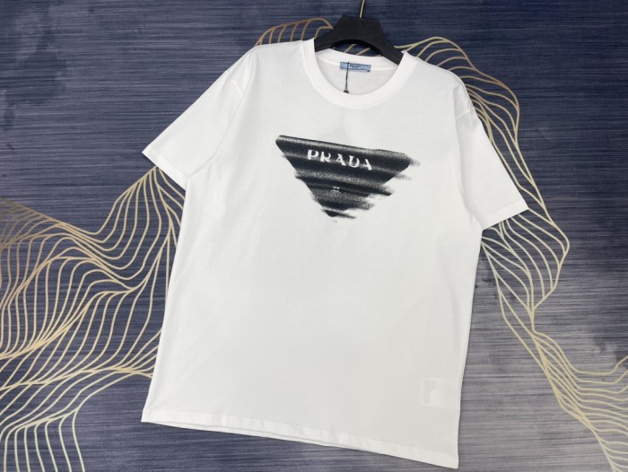 【限定】プラダ 偽物通販 2024春夏新作ビッグロゴ丸首半袖Tシャツ2色