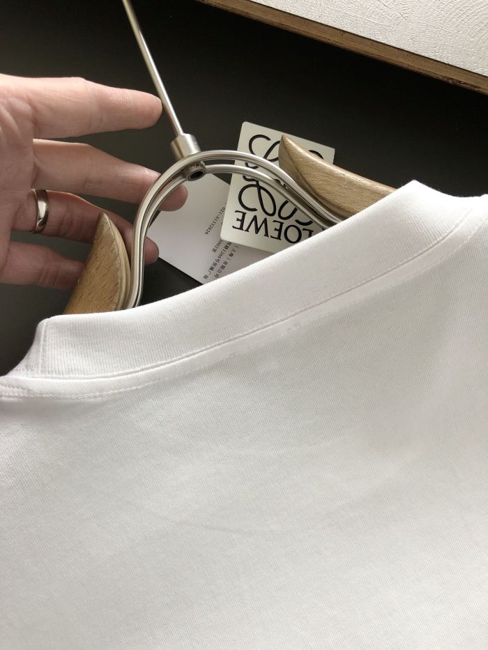 【話題商品！】ロエベ n級品 定番胸元のパステルカラー柄丸首半袖Tシャツ半袖