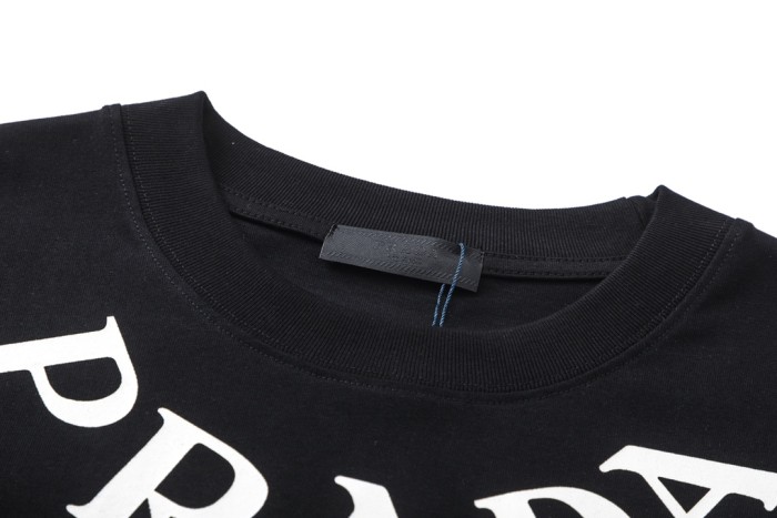 超奇跡の入荷☆ プラダ 激安偽物 24 ss新作ネックプリントイニシャルロゴ半袖Tシャツ