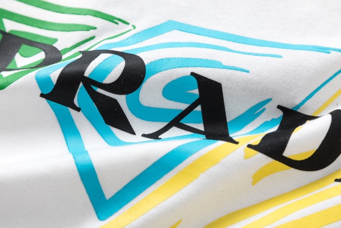 使い勝手良し プラダ コピーおすすめ 24 ss新作ネックプリントイニシャルロゴ半袖Tシャツ