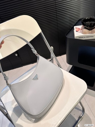 入手困難 プラダ コピーおすすめ PRADA 脇バッグ