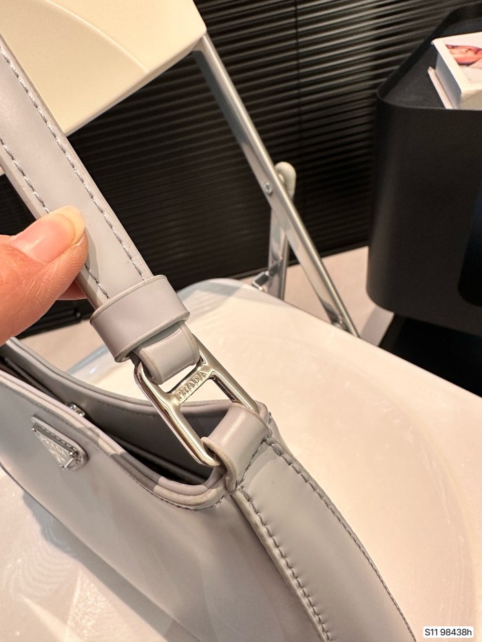 入手困難 プラダ コピーおすすめ PRADA 脇バッグ