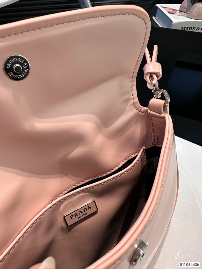 一目惚れ♪ プラダ 激安偽物 PRADA 脇バッグ