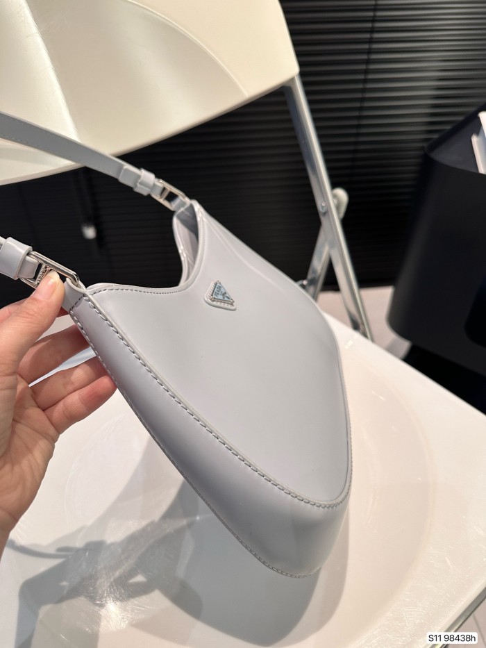 入手困難 プラダ コピーおすすめ PRADA 脇バッグ