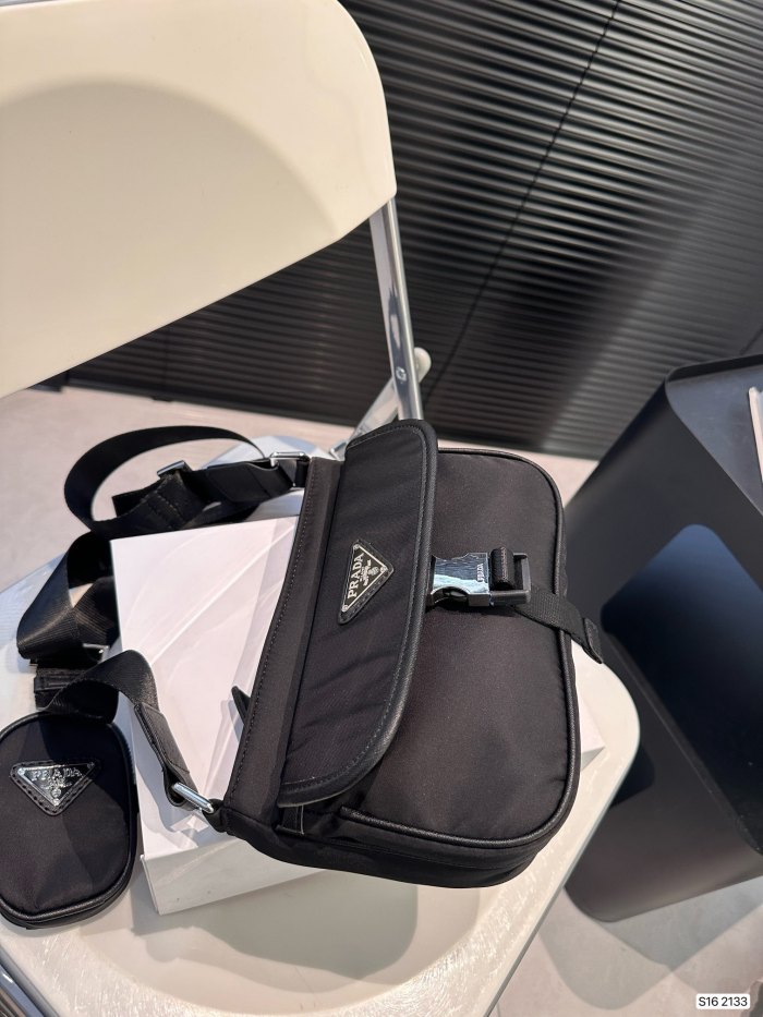 超奇跡の入荷☆ プラダ 激安偽物 PRADA ナイロンツーインワン