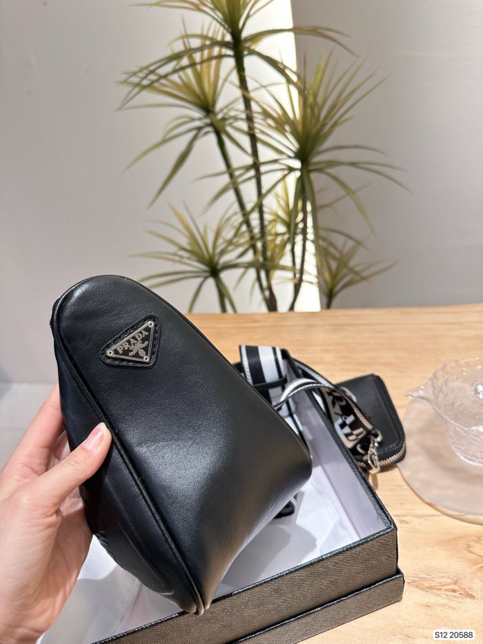 入手困難 プラダ 激安通販 PRADA 三角バッグ