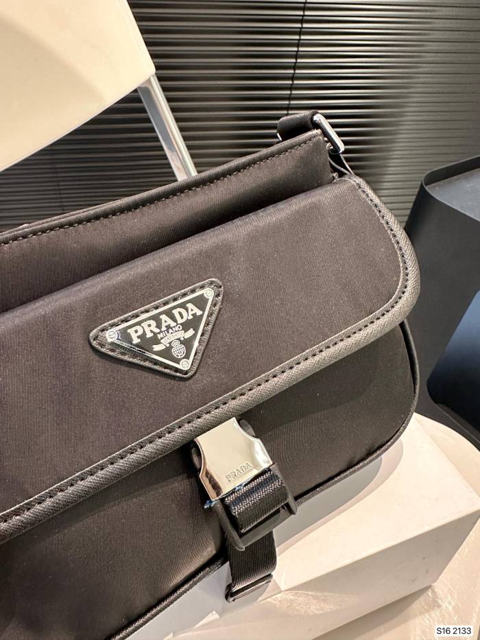 超奇跡の入荷☆ プラダ 激安偽物 PRADA ナイロンツーインワン