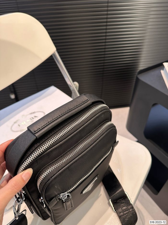 新作 プラダ n級品 PRADA ナイロンカメラバッグ