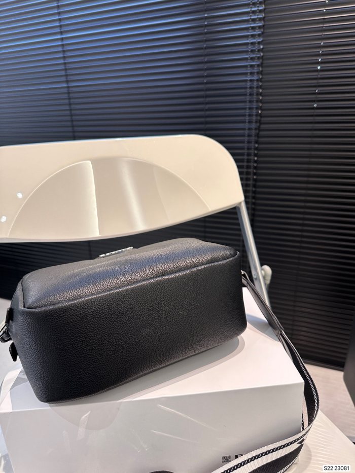 稀少 プラダ 激安偽物 PRADA ツーインワンカメラバッグ