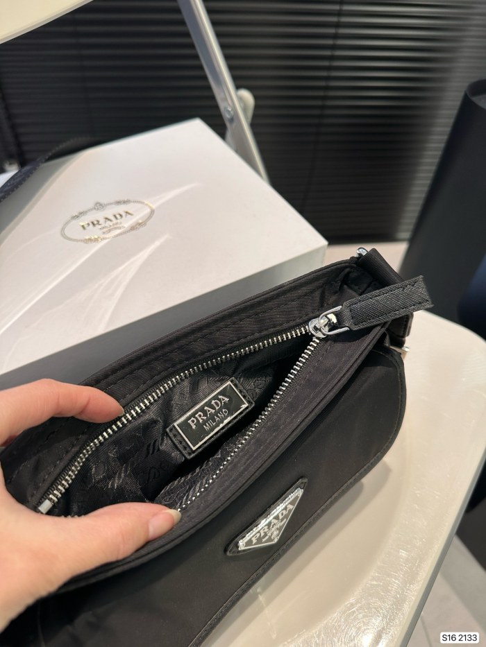超奇跡の入荷☆ プラダ 激安偽物 PRADA ナイロンツーインワン