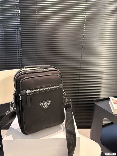 新作 プラダ n級品 PRADA ナイロンカメラバッグ