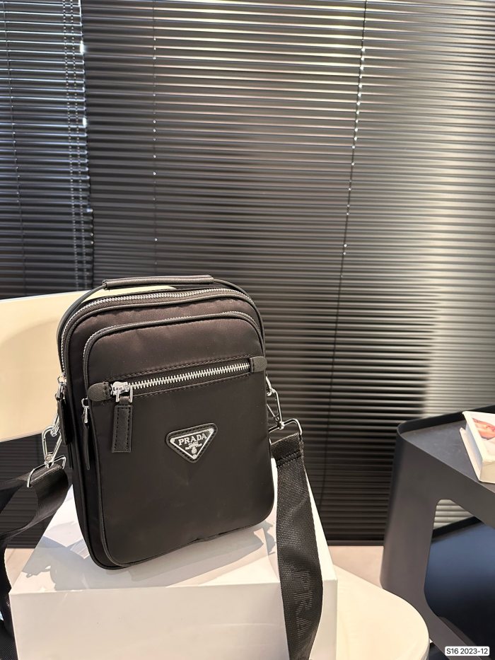 新作 プラダ n級品 PRADA ナイロンカメラバッグ