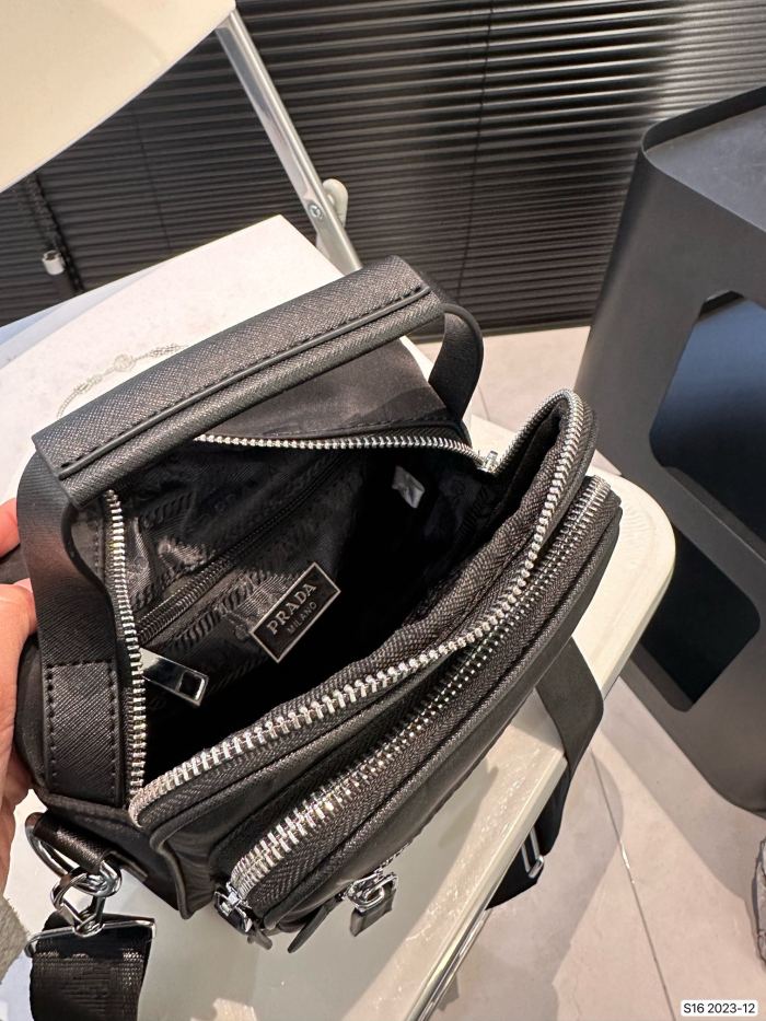 新作 プラダ n級品 PRADA ナイロンカメラバッグ